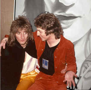 Rod Stewart and Ceravolo with portrait.jpg (503147 bytes)